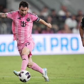 Messi volvió a jugar en medio del dolor