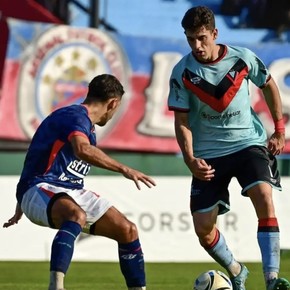 Arsenal no pudo con Brown (A) y sigue dejando pasar chances claves