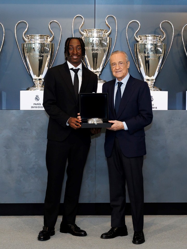 Diomande en la sala de trofeos del Real Madrid.