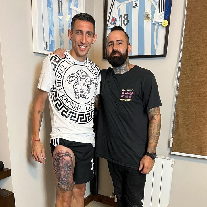 Di María con el tatuaje de su pierna derecha: el trofeo de la copa del mundo que ganó en Qatar.