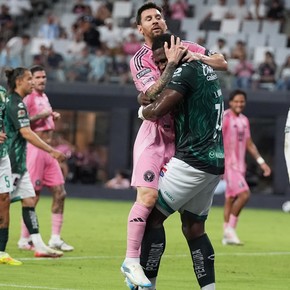 Video: el ex San Lorenzo que abrazó y alzó a Messi en su regreso a las canchas