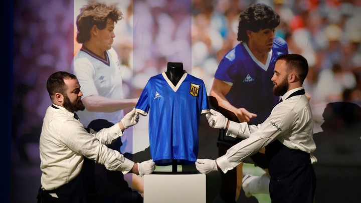 Subasta de la camiseta de Maradona usada en el Mundial 1986.