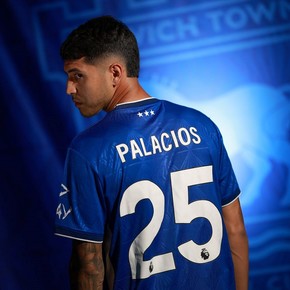 Exequiel Palacios ya está en Ipswich Town y mantiene su número