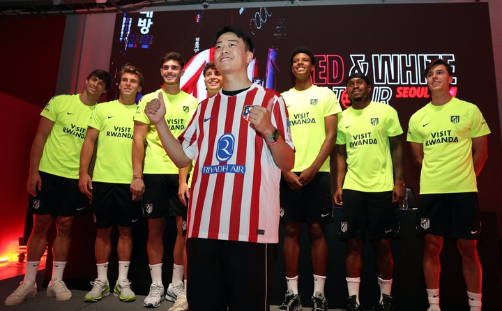 Jugadores del Atlético de Madrid con los fanáticos en Corea del Sur. @Atleti