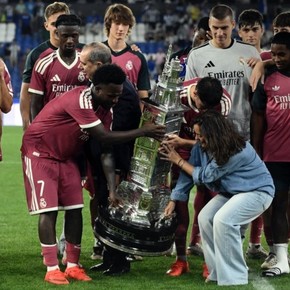 No se animaron a levantarlo ni Valverde ni Vinicius: el trofeo gigante que ganó el Real Madrid 