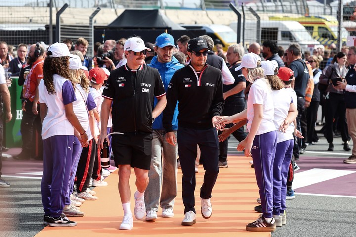 Bottas y Pérez antes de la carrera (Reuters).