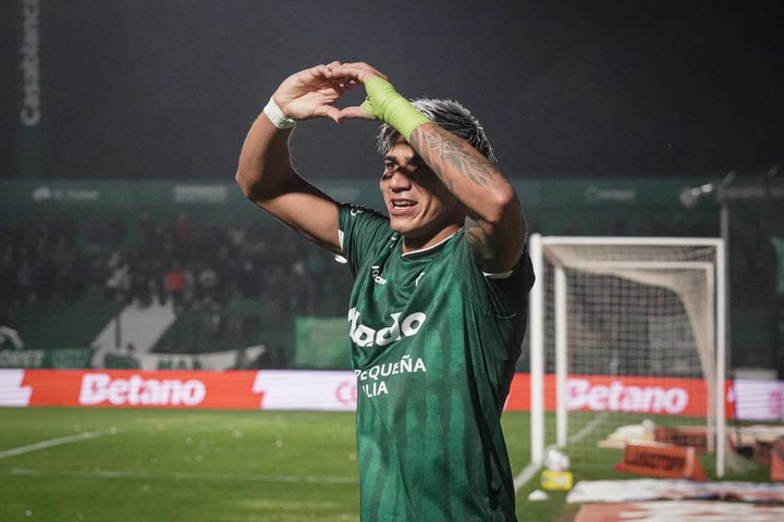El festejo del gol de Marabel. (prensa Sarmiento).
