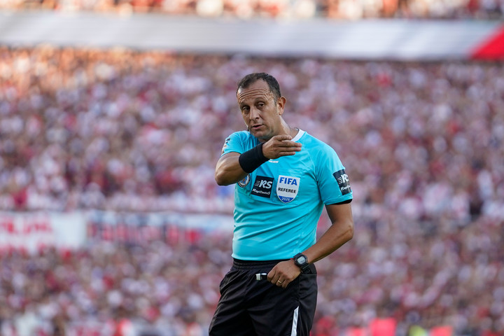 Dario Herrera fue el árbitro del último superclásico en el Monumental (Foto Maxi Failla - CLARIN).