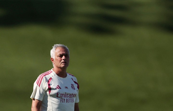 José Mourinho en un entrenamiento del Real Madrid. REUTERS/Alejandro Martinez Velez