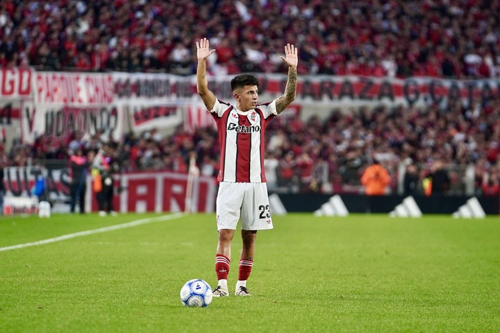 Thiago se encargó de la pelota parada.