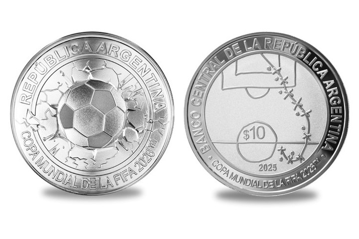 Fotografía cedida por el Banco Central de la República Argentina (BCRA) que muestra una moneda lanzada con el Gol del Siglo.