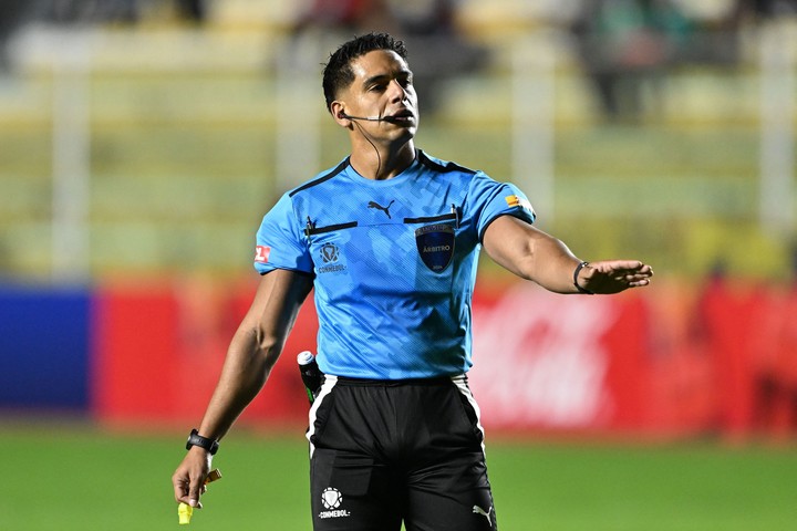 El árbitro peruano Roberto Perez. (AFP)