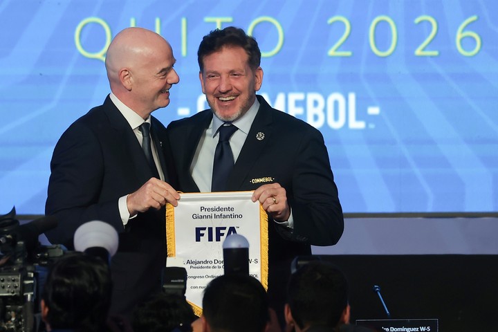 Infantino, y el presidente de la Conmebol, Alejandro Domínguez, en el Congreso de la Conmebol en este 2026 celebrado en Ecuador (EFE).