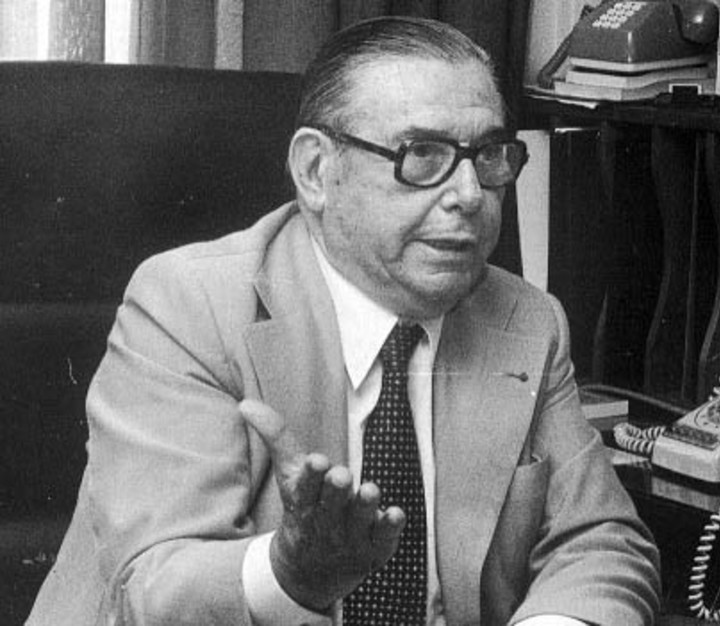 Alberto J. Armando.
