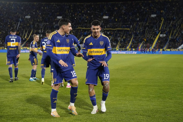 El festejo de Flores con Merentiel en el 3-1 (Foto: Fernando de la Orden).