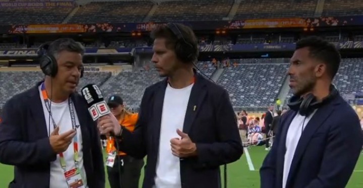 Gallardo, en el Mundial junto a Vignolo y Tevez.