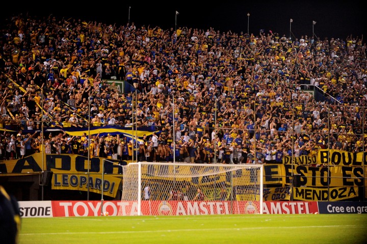 Las tribunas del Defensores del Chaco con hinchas de Boca.