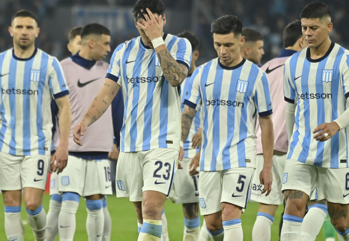 Los jugadores dejaron la cancha en medio de silbidos e insultos contra la dirigencia. Foto: FOTOBAIRES