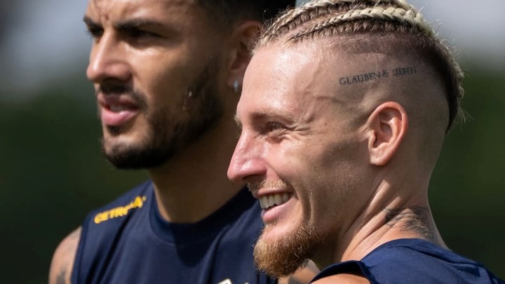Ascacibar, con trenzas y un tatuaje en la cabeza. (Prensa Boca)