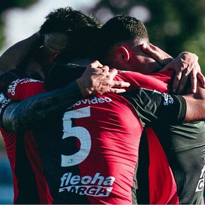 Colón renació con Delfino: tres triunfos al hilo y otra vez en carrera