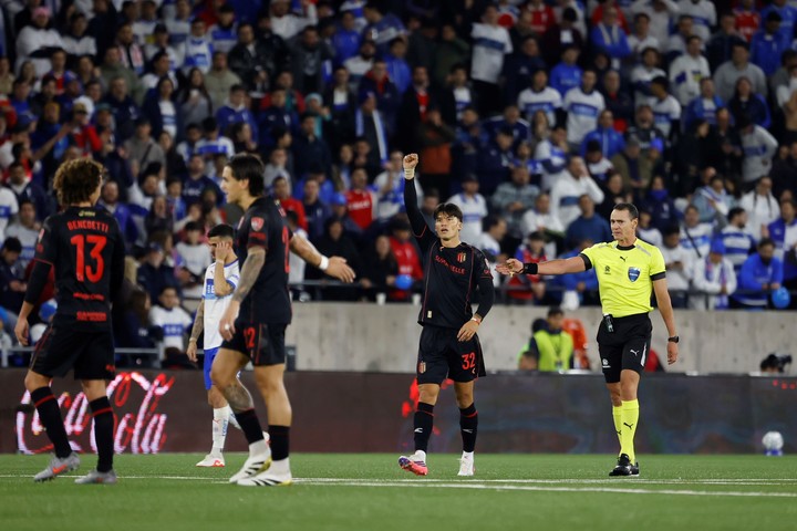 El Tucu celebra con la mano en alto (EFE).