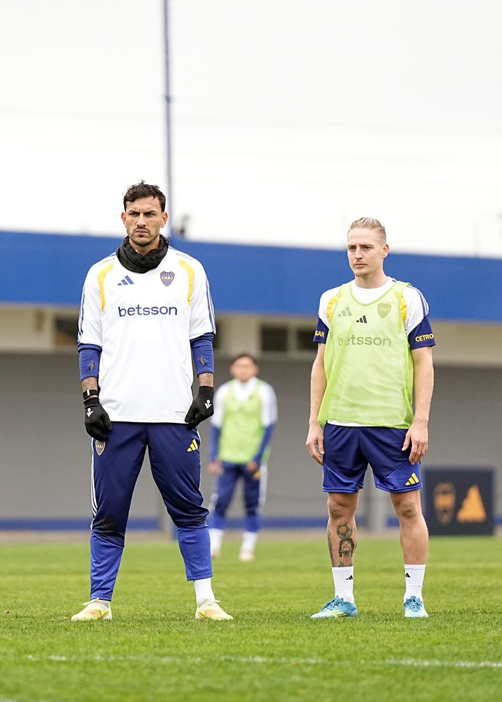 Paredes con Asacacibar. Podrían jugar juntos o que salga el capitán para tener algo de descanso. ¿Qué definirá el Vasco? (Prensa Boca)