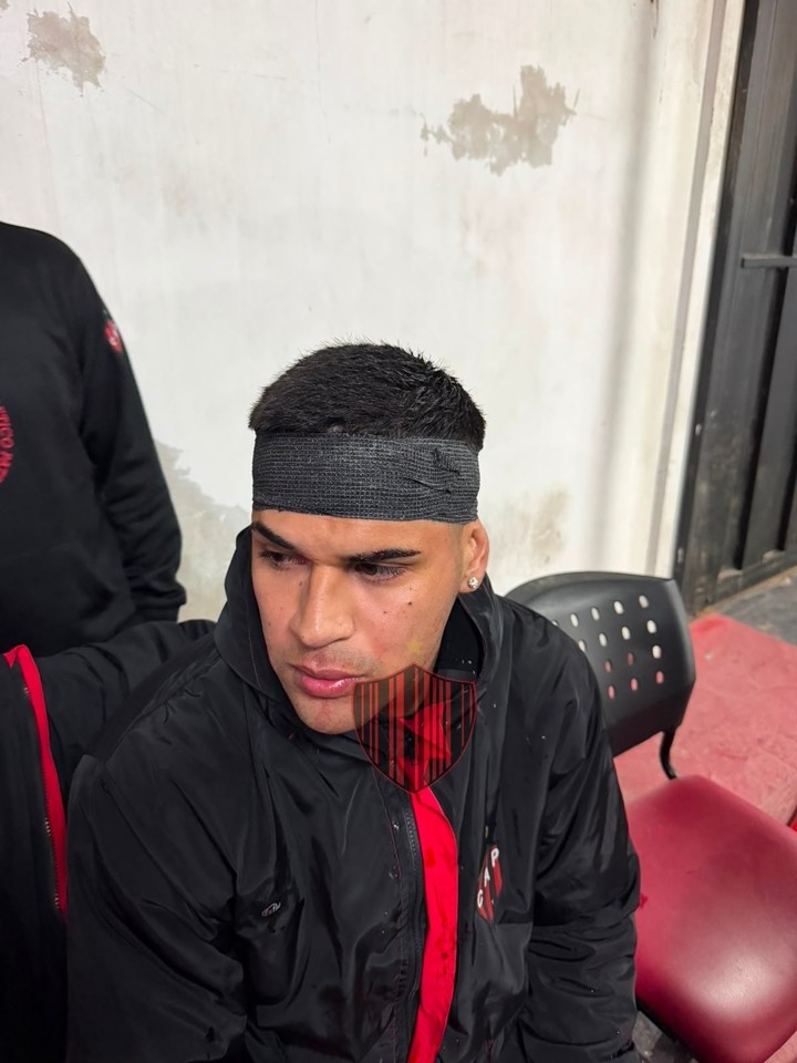 Los jugadores de Patronato fueron agredidos por los barras.