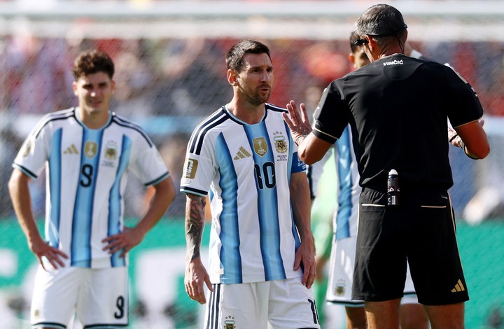 El esloveno Vincic habla con Leo Messi (REUTER). 