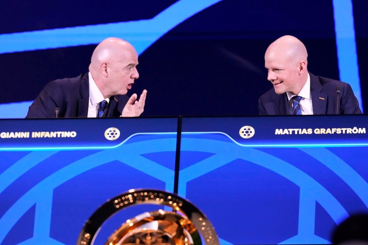 El presidente de la FIFA, Gianni Infantino y el secretario general, Mattias Grafström, en el Congreso de la Conmebol en Paraguay, en mayo de 2025 (AP / archivo).