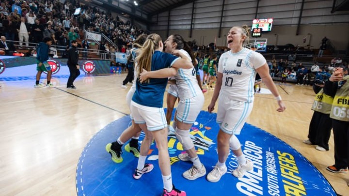 La Argentina derrotó a Brasil en Zárate y se metió en la final del Sudamericano de básquet femenino. (foto FIBA)