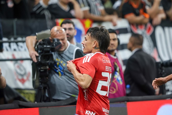 Bernabei festeja su gol al Corinthians.