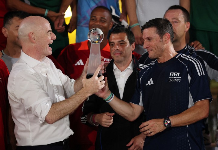 Gianni Infantino con Javier Zanetti en el último Mundial.