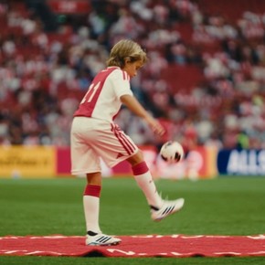 Surgió de las Inferiores del Ajax, hizo 3.085 jueguitos consecutivos y fue tendencia 