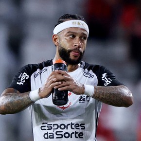 Corinthians dio marcha atrás: le renovó a Memphis Depay y podría jugar contra Central