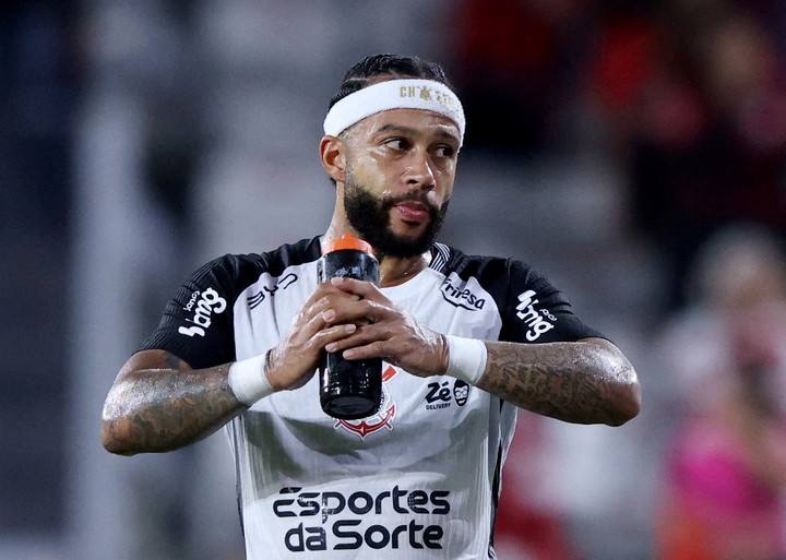 Corinthians pierde a Depay para la Libertadores. (Reuters).