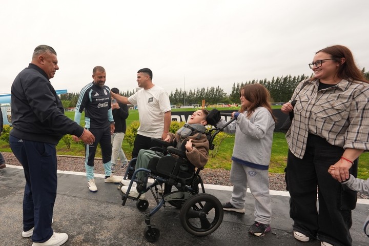 La visita de Benja al predio de Ezeiza movilizó a toda la Selección Argentina (Prensa AFA).