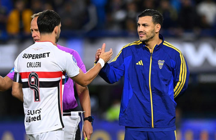 El saludo de Calleri y Paredes antes del partido (REUTERS/Rodrigo Valle).