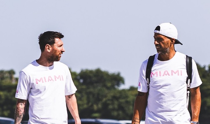 Lionel Messi con Luis Suárez.