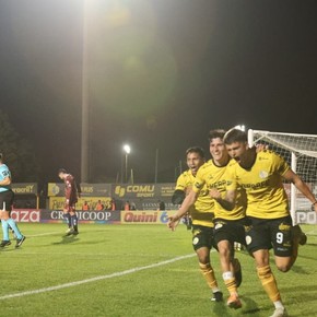 Comunicaciones venció a Merlo y se afianza en el Reducido: el Cartero sueña con el ascenso