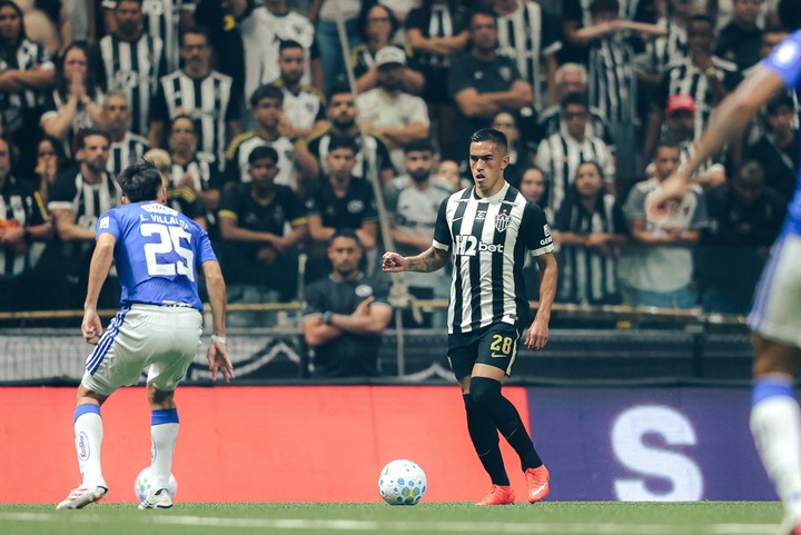 Tomás Cuello ante Villalba, duelo argentino en Atlético Mineiro frente a Cruzeiro.