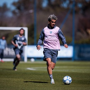 Ronaldo Martínez: primera práctica con Vélez, convocado y ¿titular contra Boca?