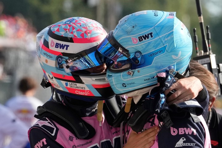 Franco Colapinto felicita a Pierre Gasly por la pole (Reuter).