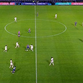 Video: el lujo de Paredes en la previa del gol de Merentiel contra San Pablo