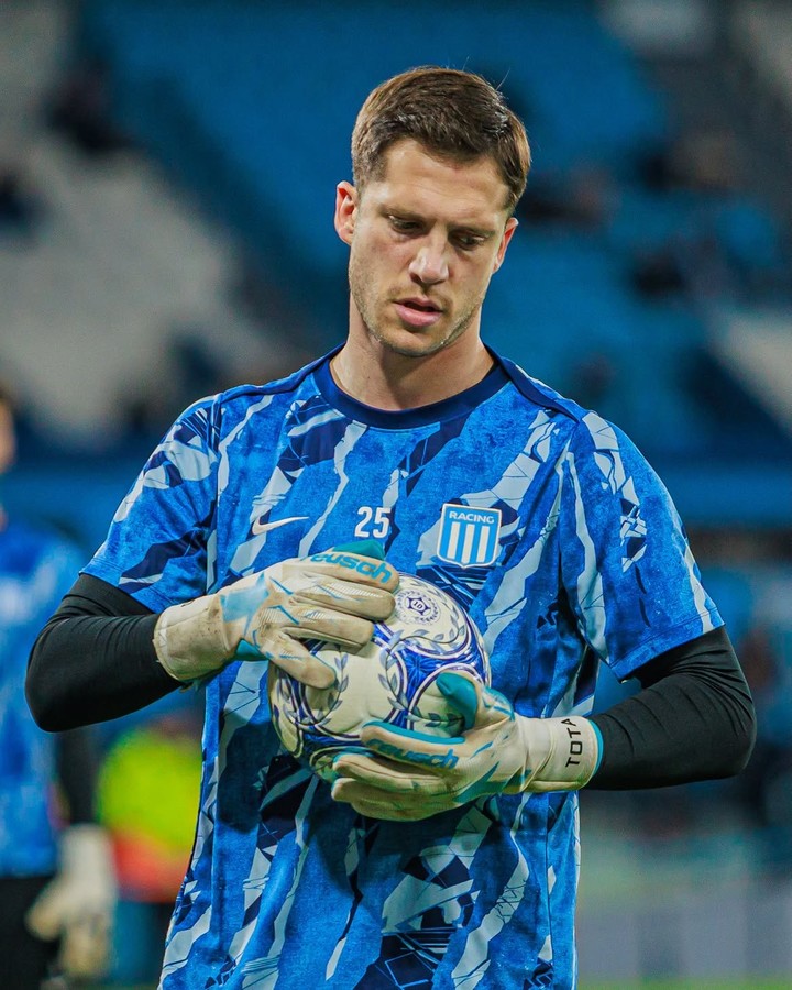 Con el buzo de Racing nunca perdió cuando atajó contra Boca. Foto: Prensa Racing.