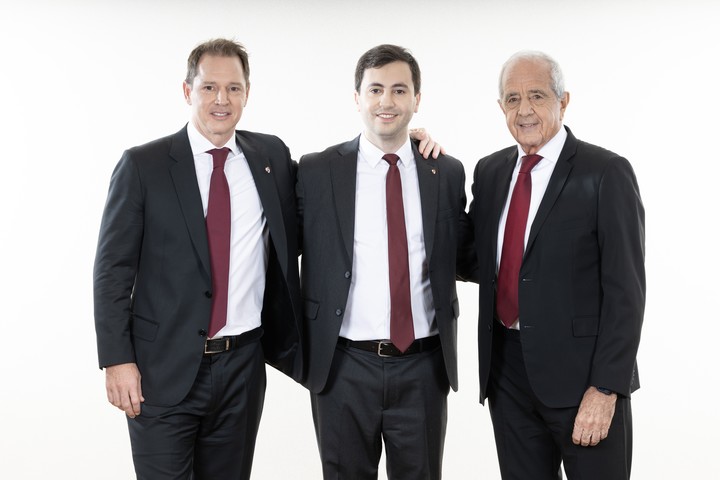 D'Onofrio con sus dos sucesores en la presidencia de River: Jorge Brito y Di Caro (Foto: Prensa River).