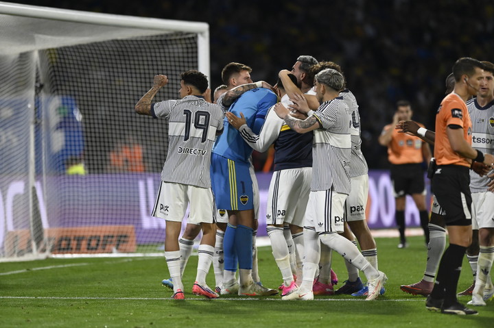 Boca venció a Vélez por penales en Córdoba.