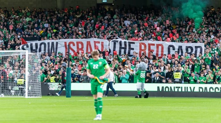 La pancarta de los irlandeses antes de un partido en Dublín: "Sáquenle tarjeta roja a Israel"