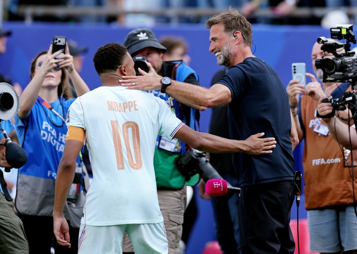 Mbappé y Klopp, en un saludo durante el Mundial 2026. (foto: Reuters) 