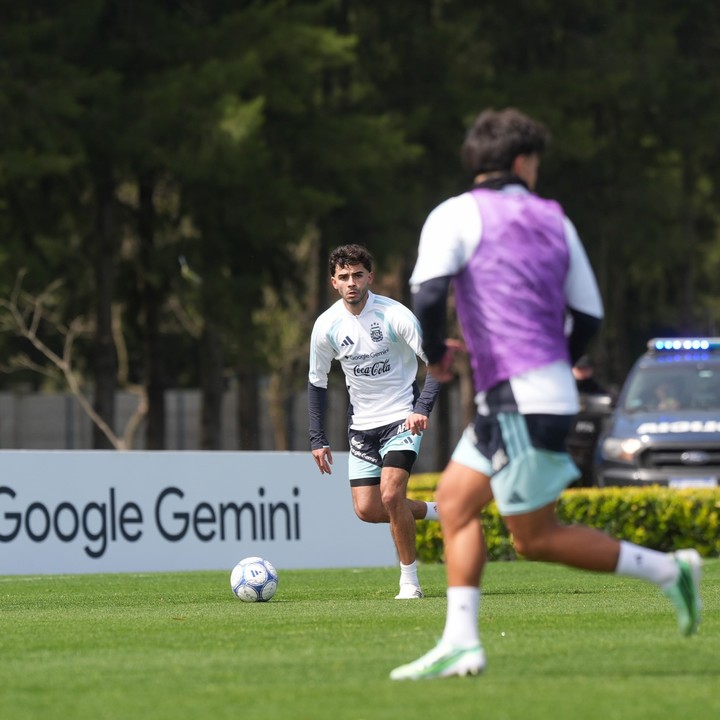 Simón en el lateral derecho en un ensayo futbolístico de la Selección.