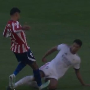 Al límite: la fuerte entrada de Cuti Romero a Bellingham en el clásico de Madrid